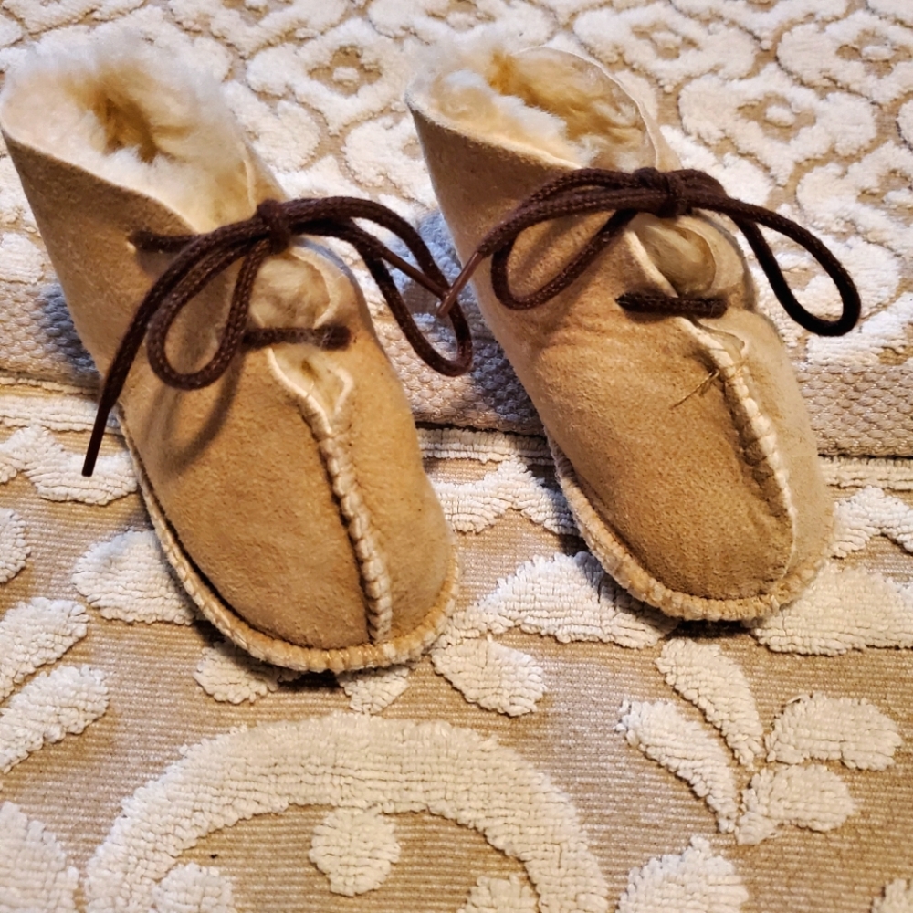 NWOT- Indigenous-made suede and shearling booties-size 3
